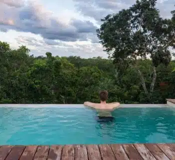 La construction d'une piscine hors sol en béton : pour une piscine à débordement de rêve