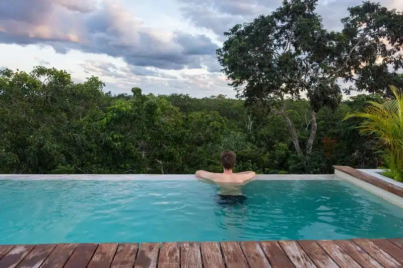 La construction d'une piscine hors sol en béton : pour une piscine à débordement de rêve