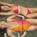 Deux femmes en maillot de bain allongée dans l'eau