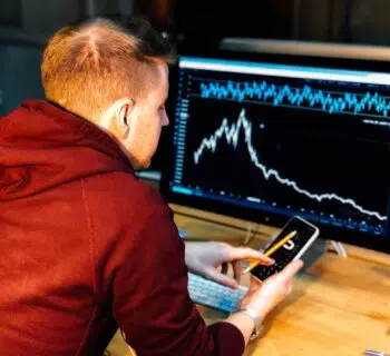 Une homme fait du trading