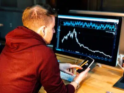 Une homme fait du trading