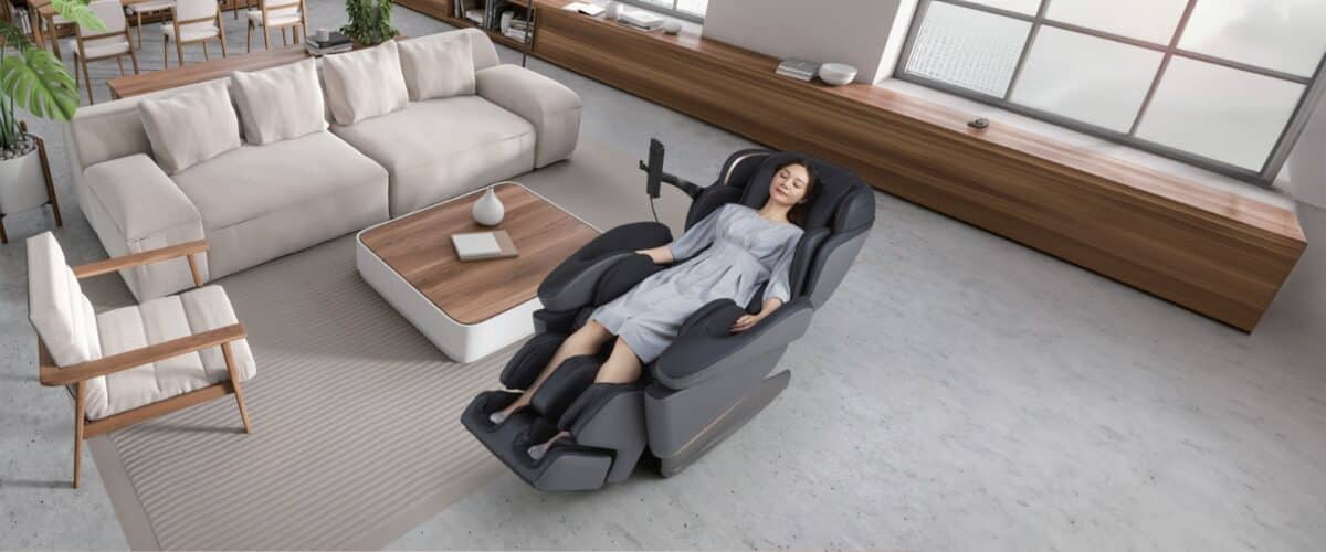 une femme dans un fauteuil de massage professionnel