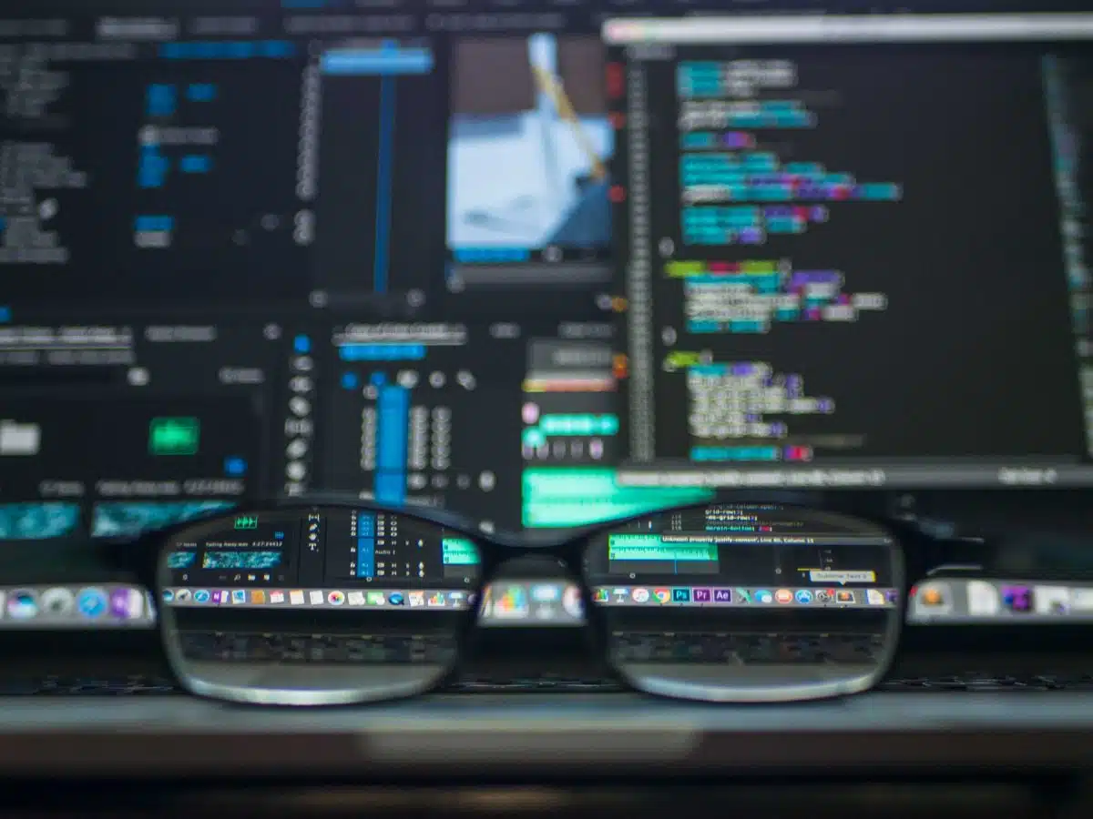 lunettes devant des écrans d'ordinateurs