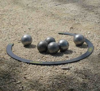 cercle Obut avec des boules de pétanque
