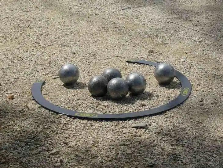 cercle Obut avec des boules de pétanque