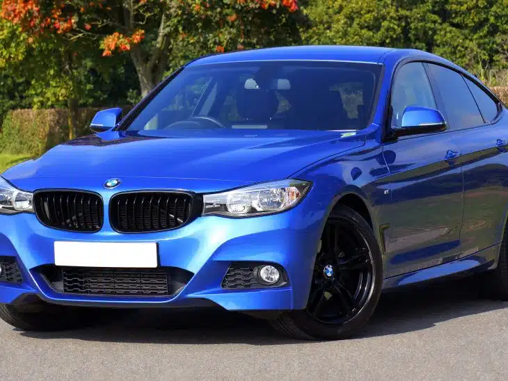 berline-bmw-bleue