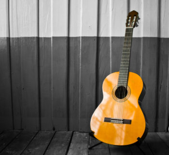 Pourquoi choisir une guitare folk ? Les avantages d'un instrument polyvalent...