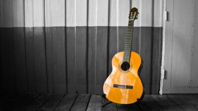 Pourquoi choisir une guitare folk ? Les avantages d'un instrument polyvalent...