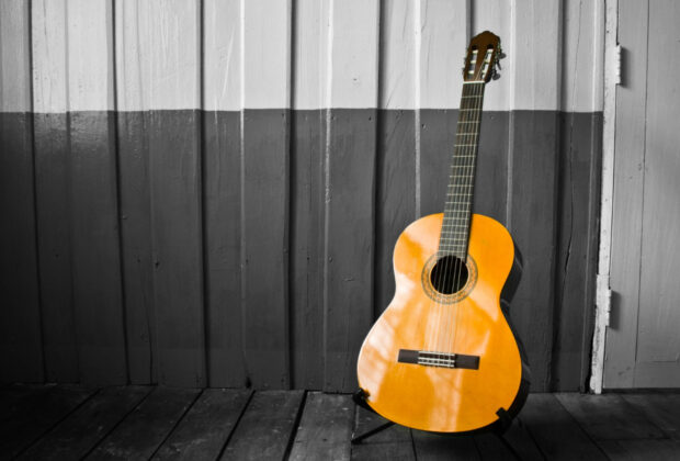 Pourquoi choisir une guitare folk ? Les avantages d'un instrument polyvalent...