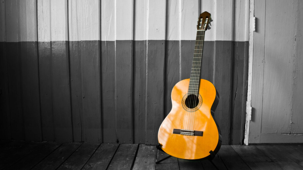 Pourquoi choisir une guitare folk ? Les avantages d'un instrument polyvalent...
