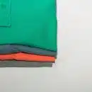 Des polos de différentes couleurs