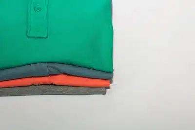 Des polos de différentes couleurs